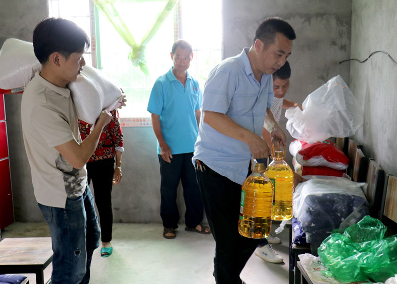 向贫困地区捐钱捐物，，，同时推动就业扶贫